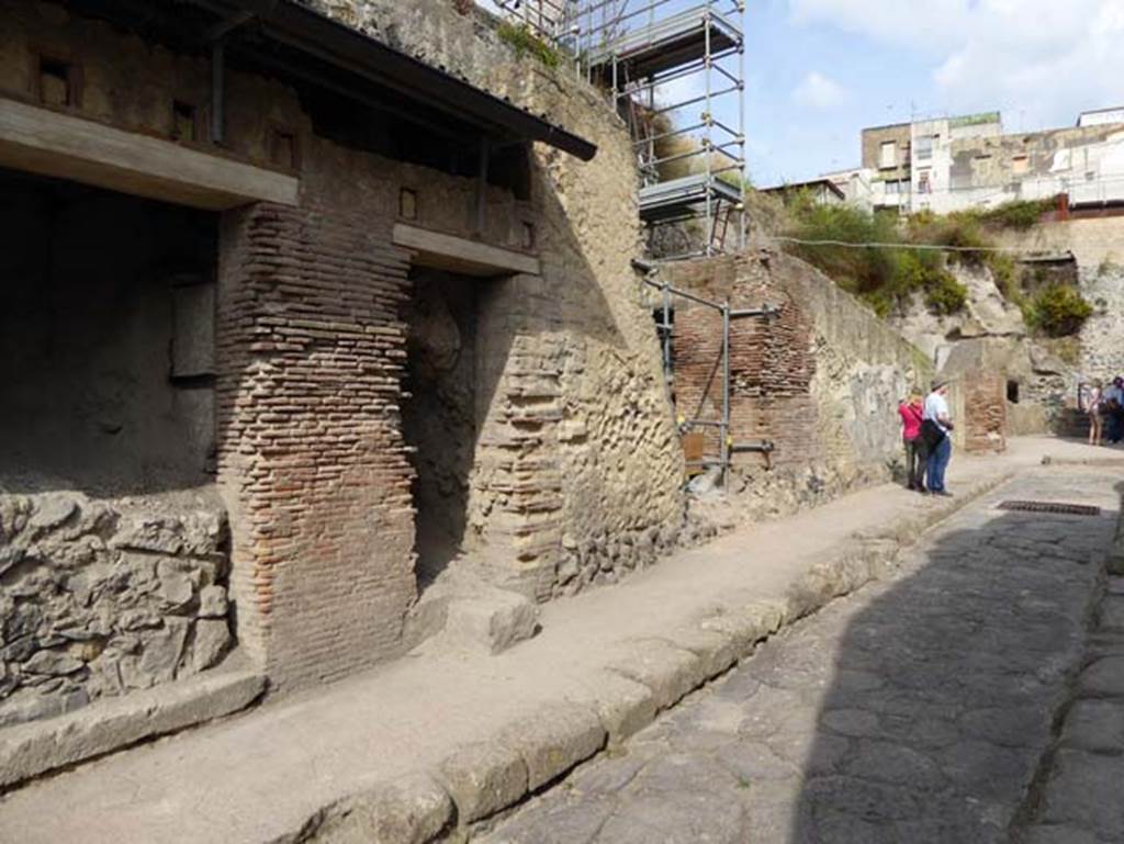 VII.13 Herculaneum, on left, VII.14 in centre, and VII.15, on right. October 2014.
Doorways on west side of Cardo III Superiore. Photo courtesy of Michael Binns.
141004%2060%20E%20P1000040